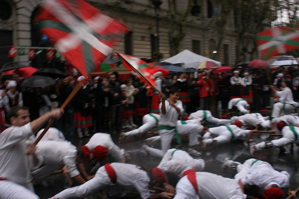 In the pouring rain, Ikurriñas closed "Buenos Aires Celebrates" on Avenida de Mayo (photo P. Coronel)